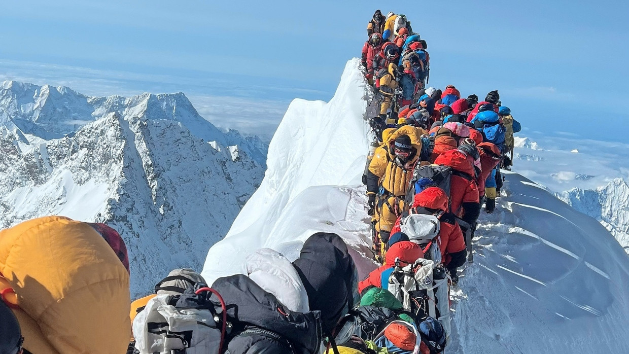 In der Schlange: Nach dem tödlichen Unglück am Gipfelgrat des Mount Everest am 21. Mai kam es dort zu langen Wartezeiten.