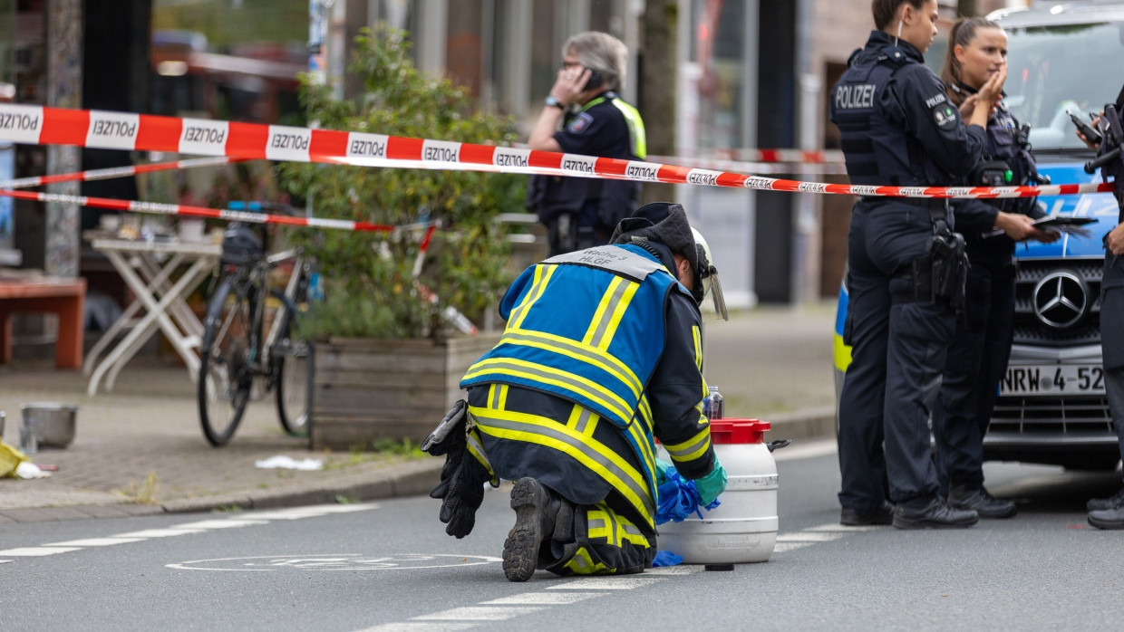 Spurensicherung im Tatort: Auch Einsatzkräfte von Polizei und Feuerwehr waren mit der Flüssigkeit in Berührung gekommen und ebenfalls verletzt worden.