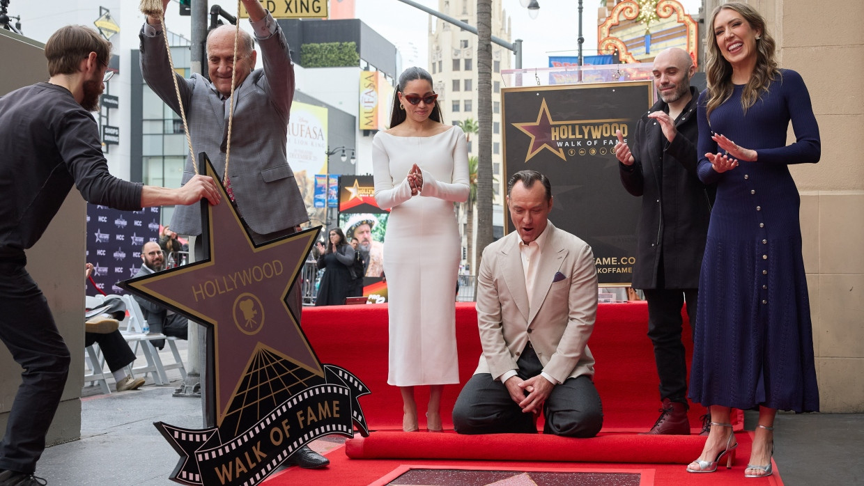 Schauspieler Jude Law wird mit einem Stern auf dem Walk of Fame verewigt.