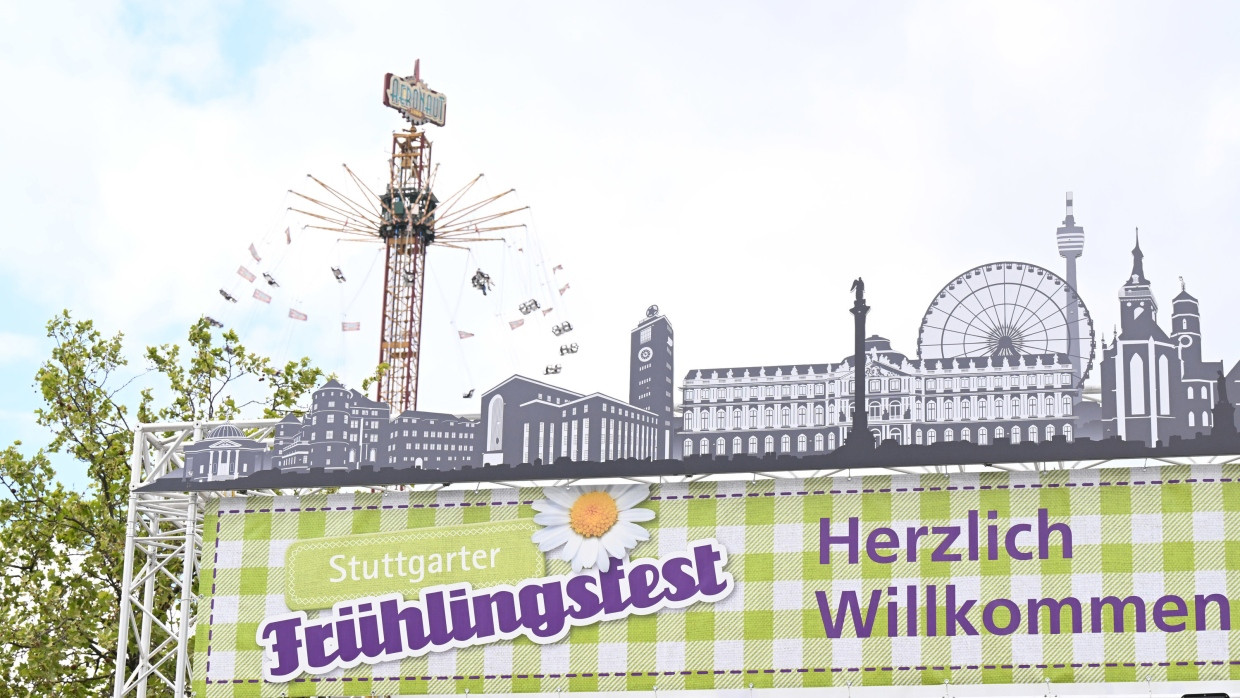 „Herzlich Willkommen“ steht auf einem Schild am Eingang zum Gelände des Cannstatter Frühlingsgfestes.