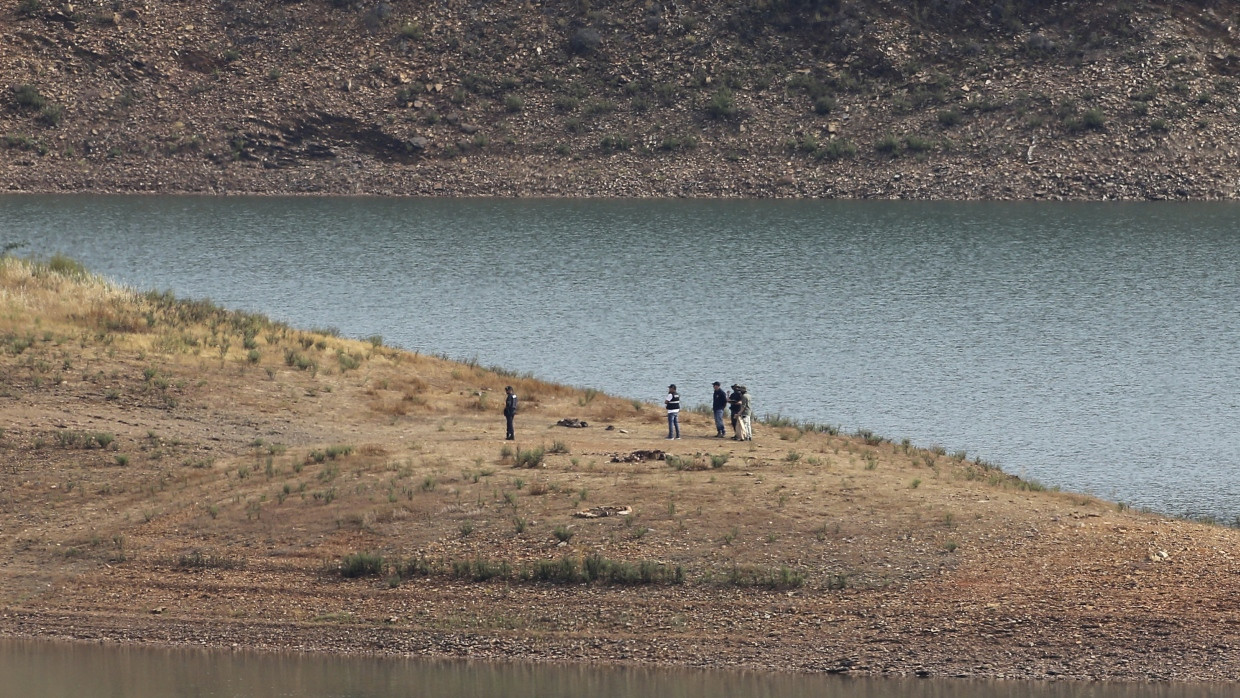 Polizisten arbeiten am Ufer des Arade-Stausees in der Nähe von Silves in Portugal.