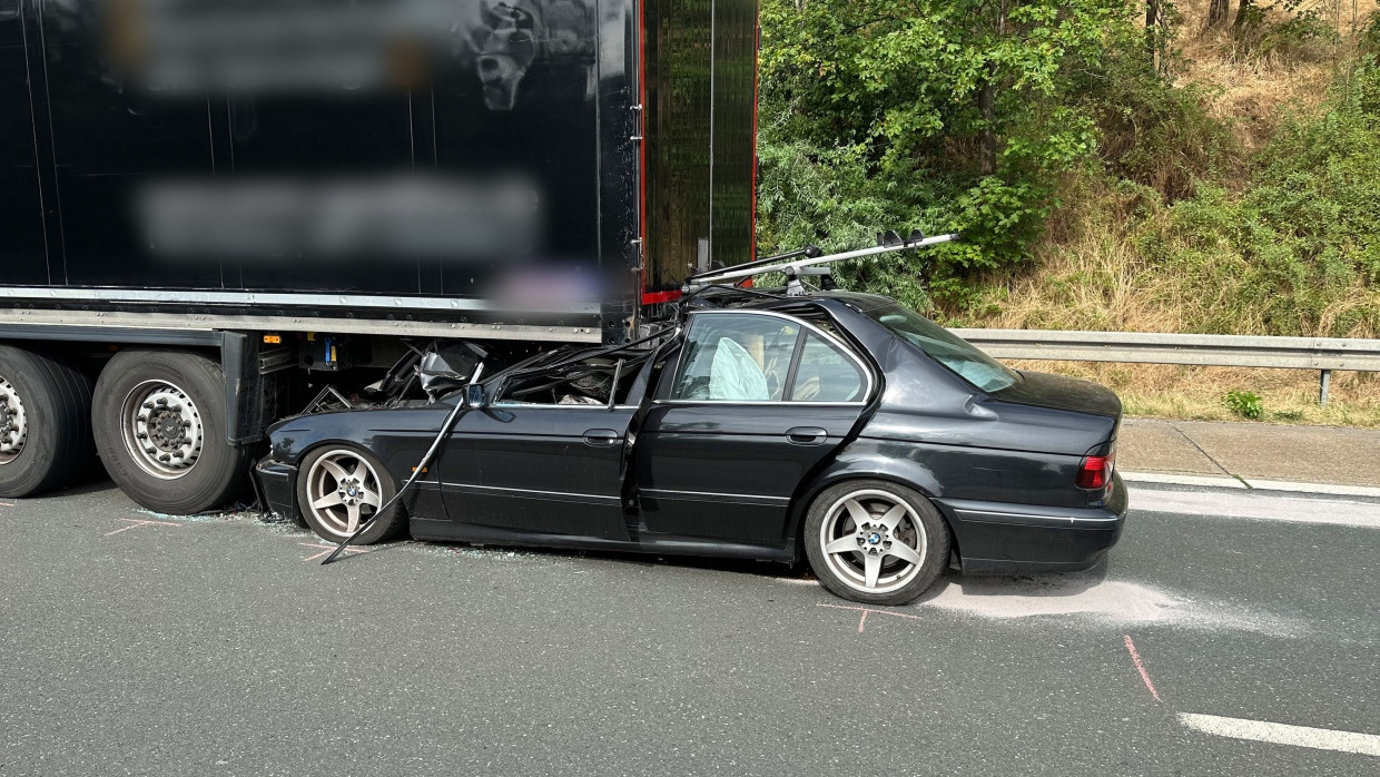 Ein Auto hat sich bei einem Auffahrunfall auf der A73 bei Nürnberg unter einen Lastwagen geschoben.