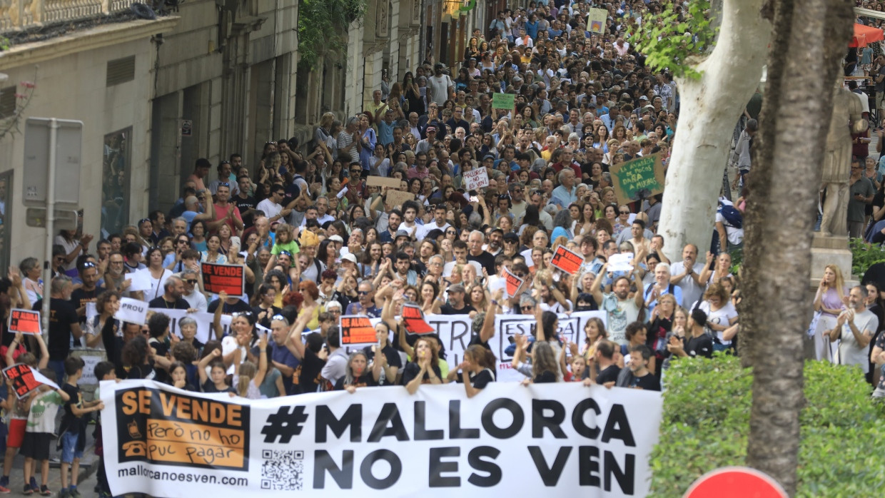 Tausende protestieren unter dem Motto „Sagen wir basta !“ auf Mallorca gegen den Massentourismus.