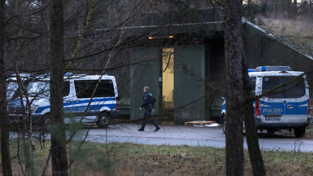 Polizeifahrzeuge stehen vor einer Bunkeranlage in Niedersachsen.