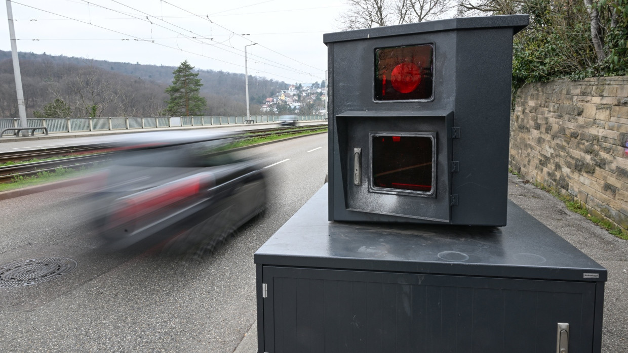 Ein Blitzer zur Geschwindigkeitskontrolle am Straßenrand