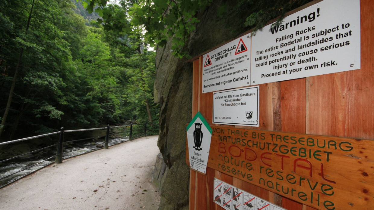 Nicht ungefährlich: Schilder warnen schon 2012 vor den Gefahren des Steinschlags beim Wandern auf der „Schurre“ zwischen Thale und Treseburg.