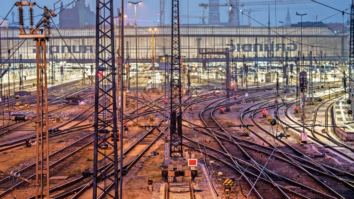 Nichts fährt mehr: Leerer Münchner Hauptbahnhof