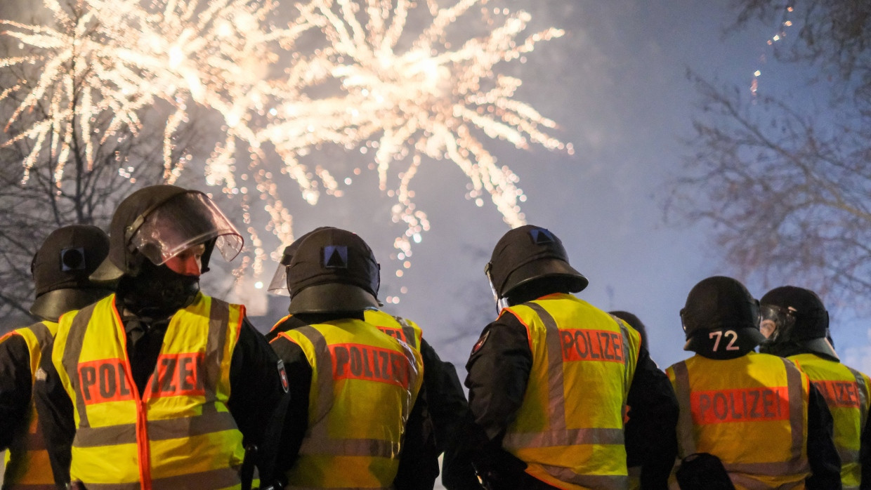 Vorbereitet: In der Silvesternacht tritt die Polizei in Frankfurt mit einem Großaufgebot an Beamten sowie Absperrungen und verstärkten Kontrollen auf