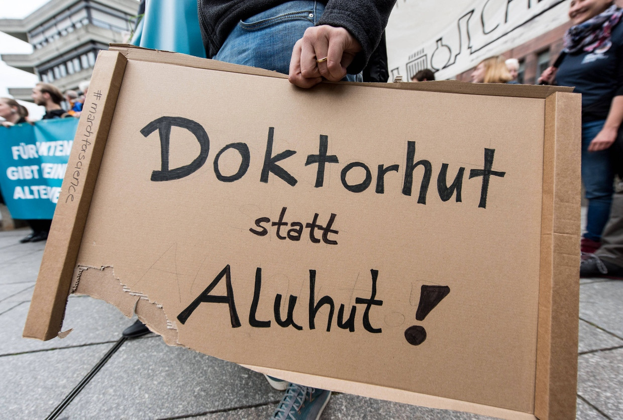 „Doktorhut statt Aluhut“ heißt es im April auf einer Demo in Freiburg. Allein: Bildung schützt laut Wissenschaftlern nur bedingt vor Verschwörungsglauben.