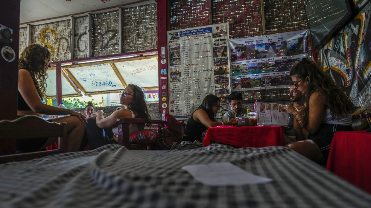 Touristen in einem Restaurant in Laos (Symbolbild)