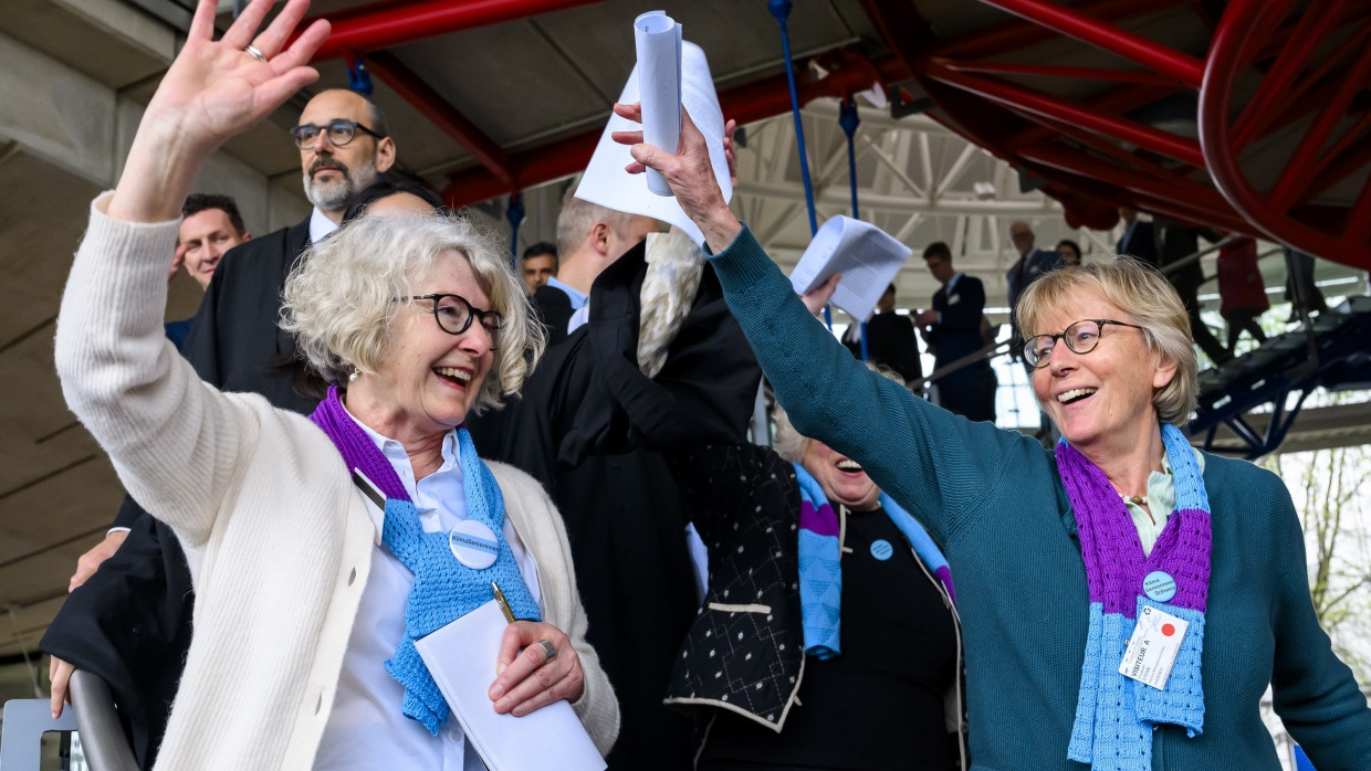 Die „Klimaseniorinnen“ nach ihrem Erfolg vor dem Menschenrechtsgerichtshof in Straßburg vergangene Woche