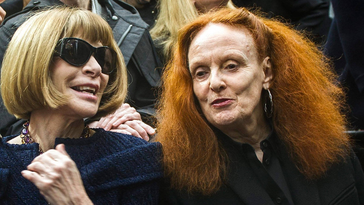 Vogue-Chefredakteurin Anna Wintour (links) und die damalige Kreativdirektorin Grace Coddington besuchen 2013 die Chanel-Modenschau in Paris.