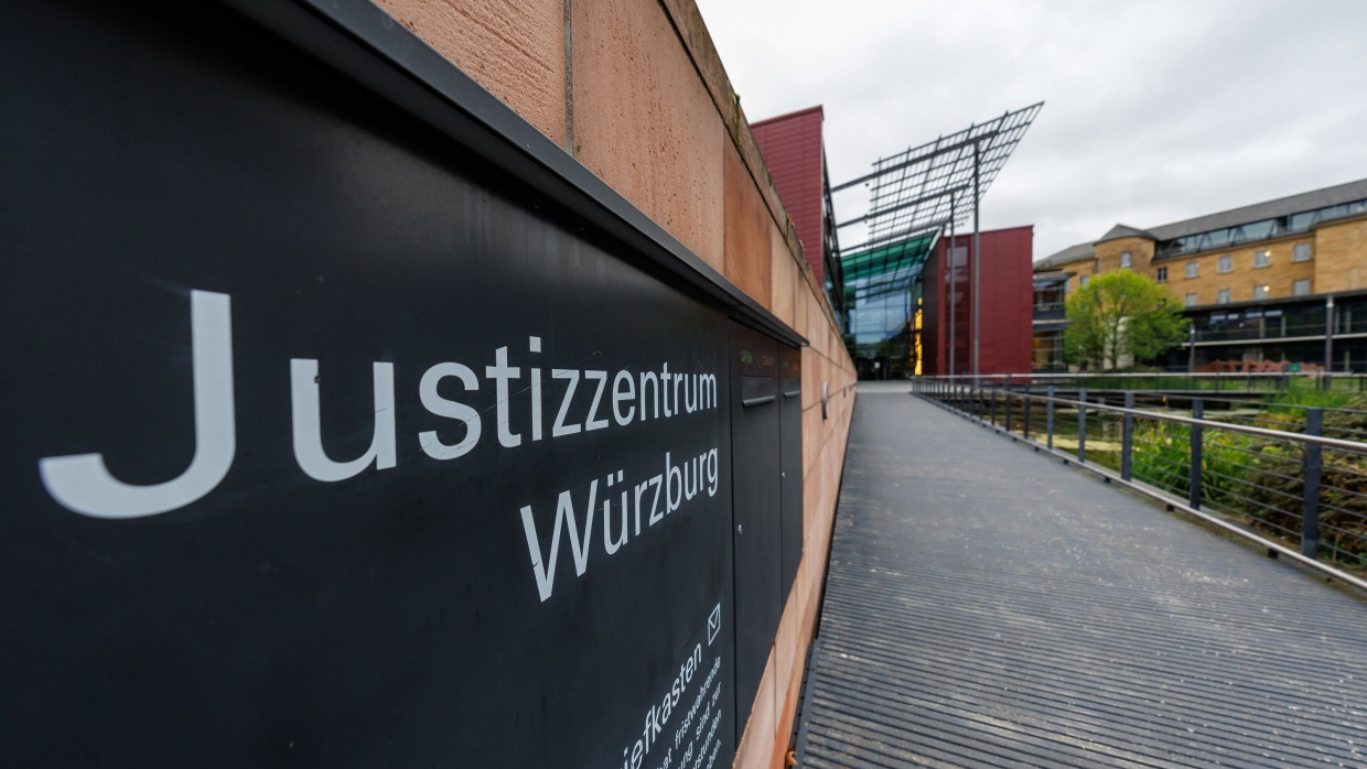 Der Eingang zum Justizzentrum Würzburg