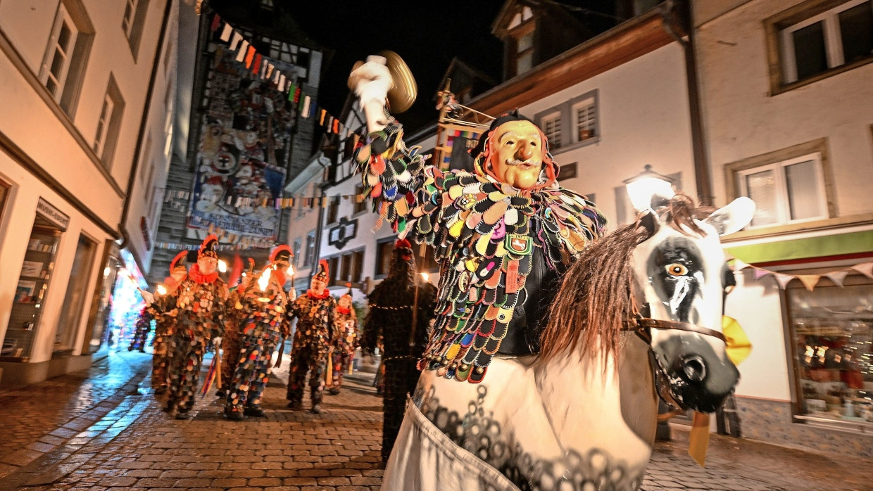 Ho Narro: Die Konstanzer Narrenzunft Blätzlebuebe folgt dem Polizeiblätz auf seinem hölzernen Ross.