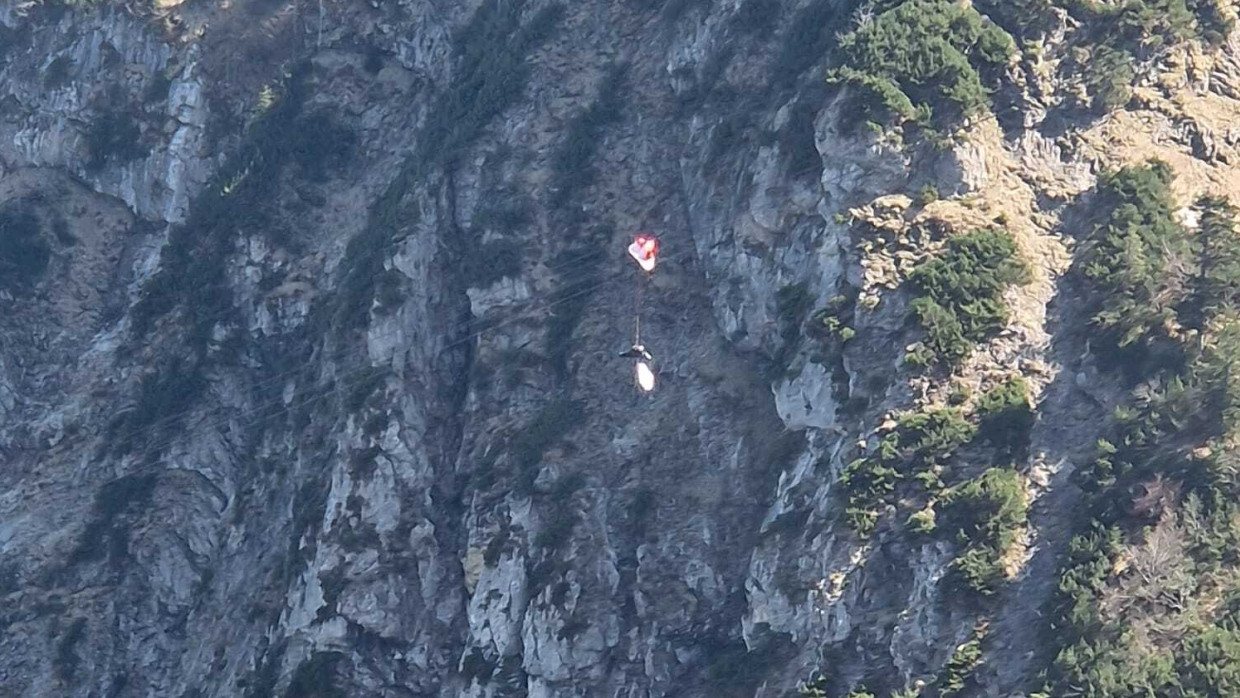 An der höchsten Stelle der Hochfelln-Seilbahn im Chiemgau hat sich ein Gleitschirmflieger verfangen.