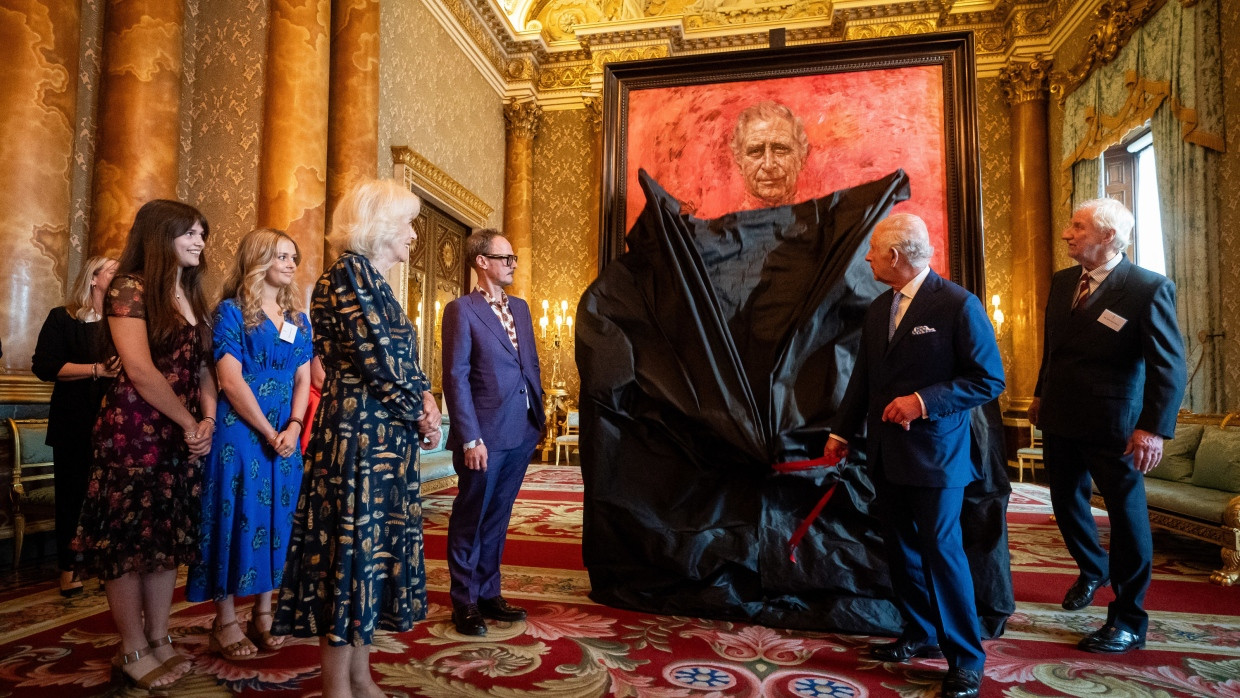 Tadaaa: Im Beisein von Königin Camilla (vorne) und dem Künstler Jonathan Yeo (3. v. r.) enthüllt König Charles im Buckingham Palast sein neues Porträt.