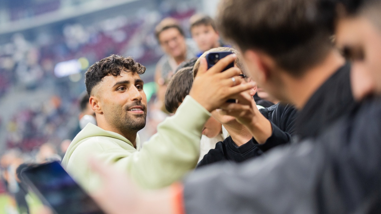 Nader Jindaoui macht im Oktober bei der Baller League in Düsseldorf Fotos mit Fans.