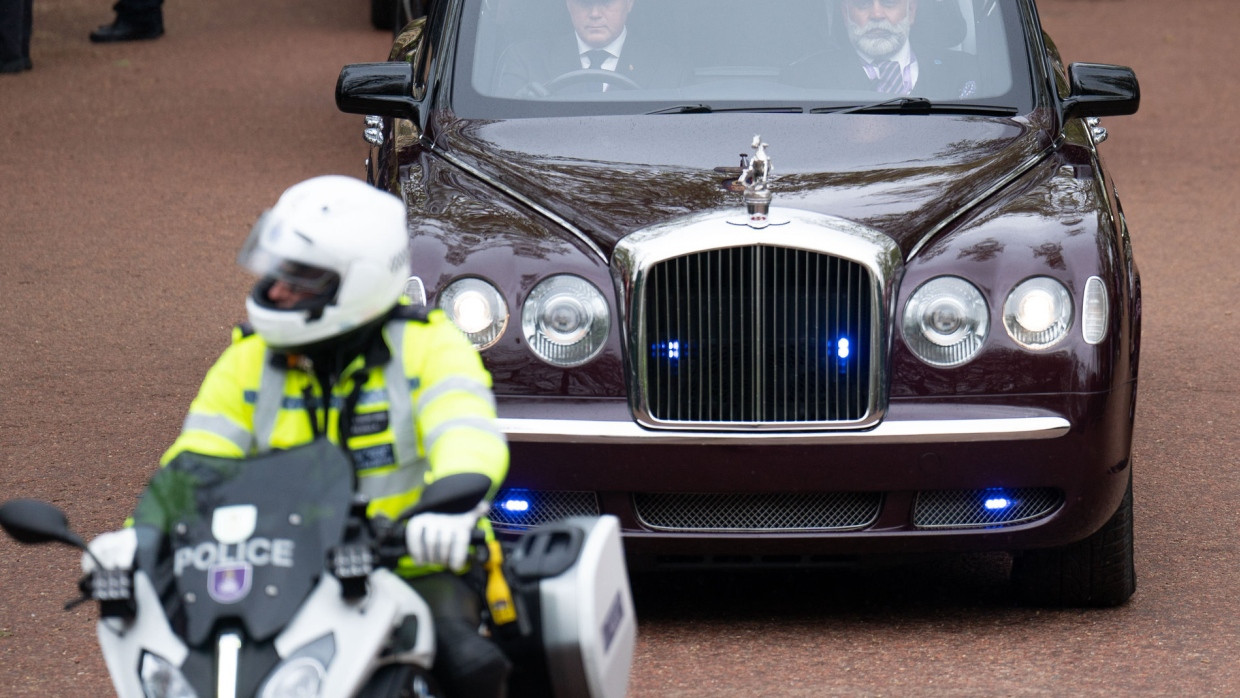 König Charles III. wird zur Krönungszeremonie gefahren. Bei der Eskorte für seine Schwägerin, Herzogin Sophie, kam es zu einem tödlichen Unfall.