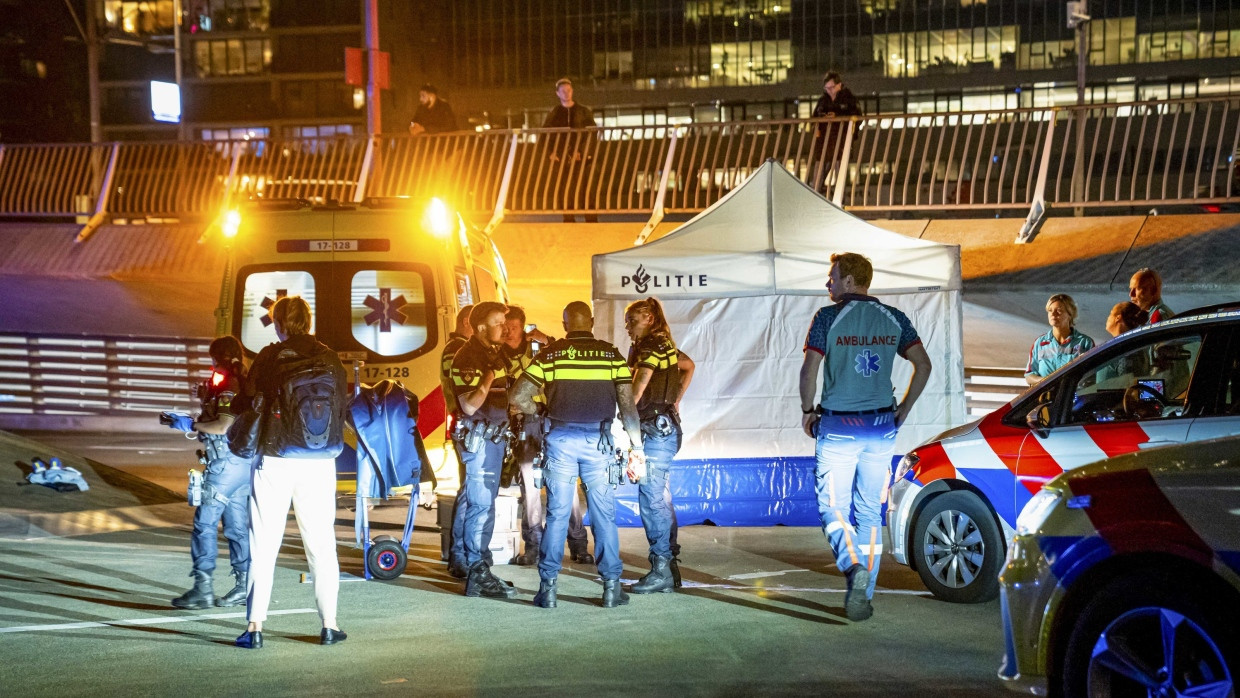 Niederländische Rettungkräfte und Polizei sind am Tatort in Rotterdam im Einsatz. Ein Mann hatte Passanten mit Messern angegriffen. Die Polizei geht nun von einem islamistischen Terrormotiv aus.