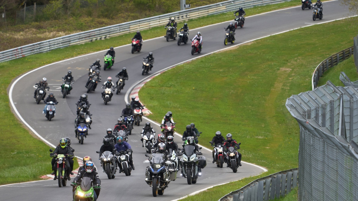 Biker beim Motorradrennen „Anlassen“ auf dem Nürburgring.