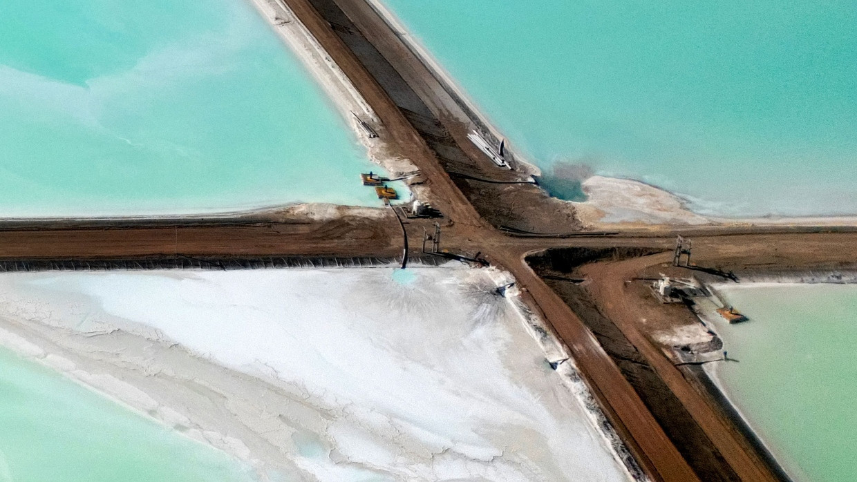 Lithium-Abbau in einer Salzwüste in Argentinien