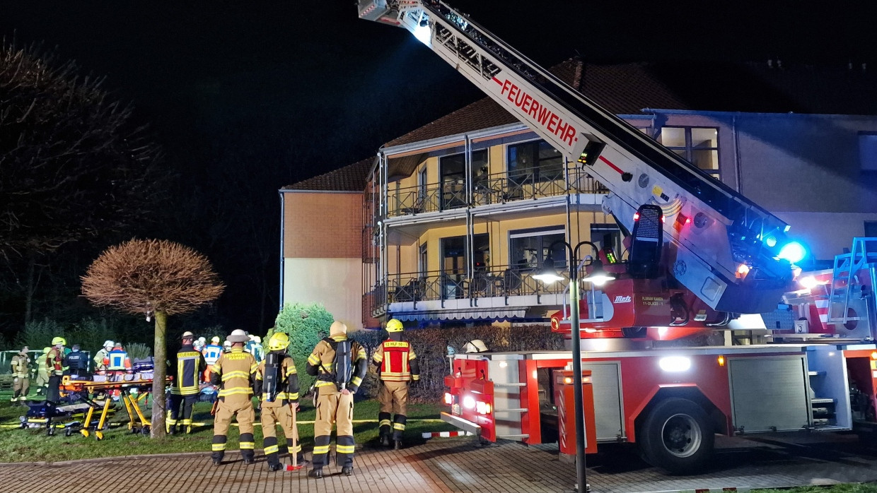 Einsatzkräfte der Feuerwehr sind in der Nacht zum Dienstag in Kamen im Einsatz