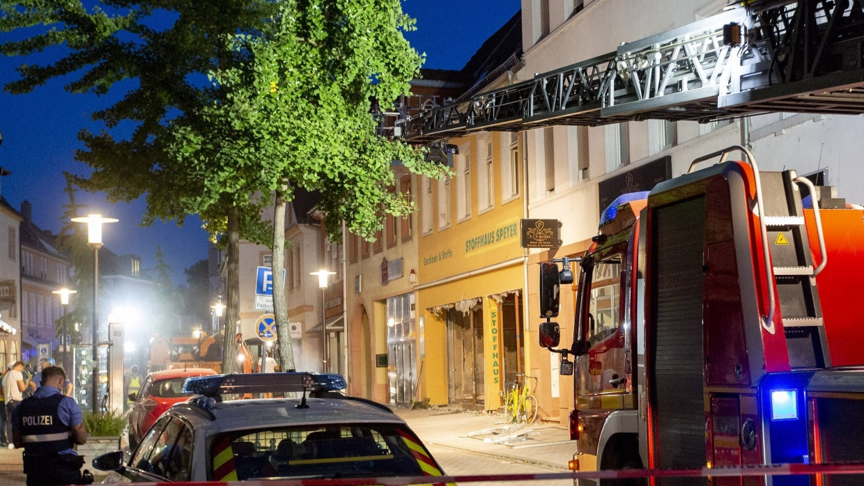 Feuerwehr und Polizei sind nach einer Explosion in einem Haus in Speyer im Einsatz.