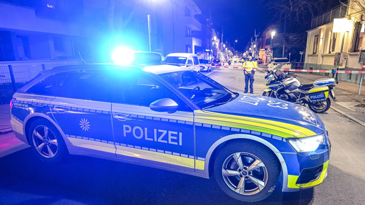 Die Polizei sperrt den Einsatzort im Stuttgarter Stadtteil Möhringen ab.