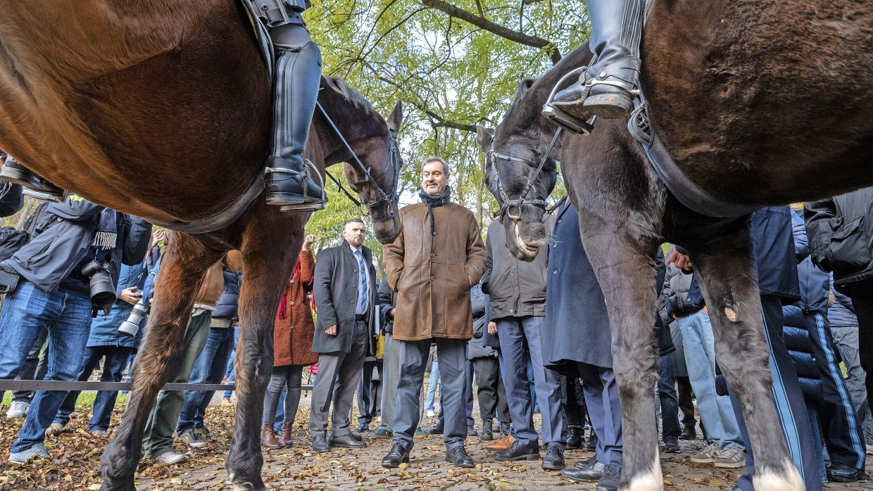 „Wir kümmern uns“: Der bayerische Ministerpräsident spricht mit Polizistinnen, während er sich über die Sicherheitslage im Alten Botanischen Garten informiert.