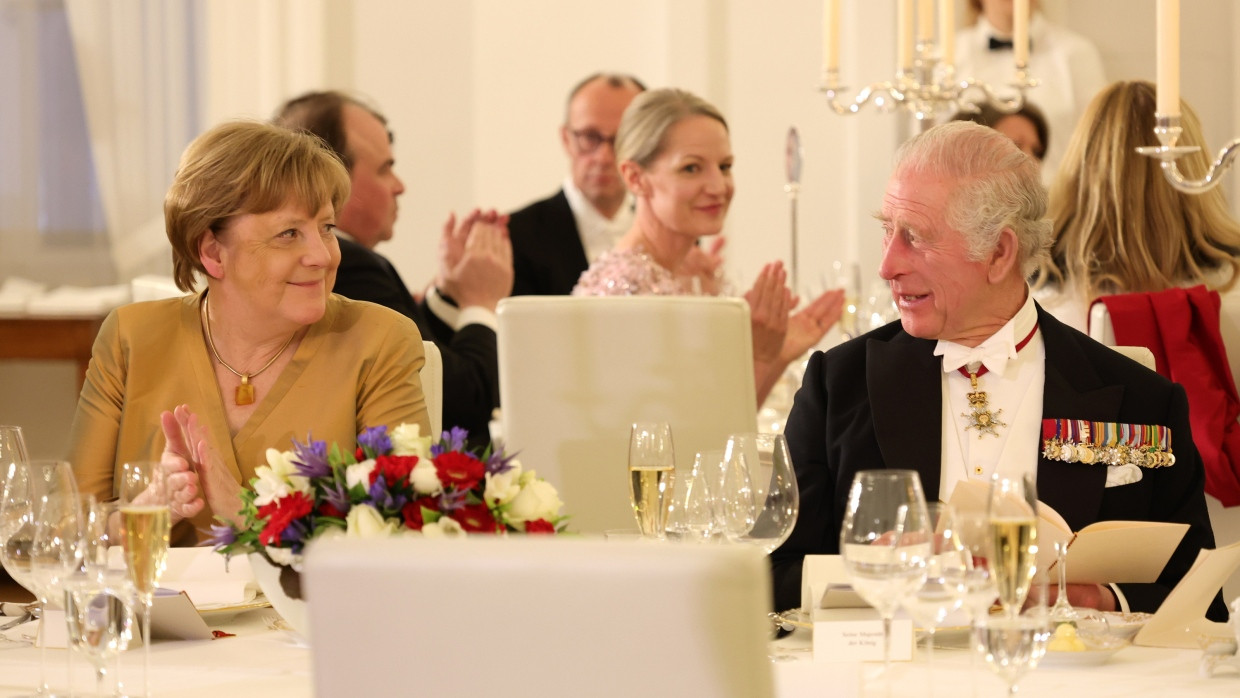 Ein tiefer Blick: Angela Merkel und König Charles beim Staatsbankett auf Schloss Bellevue