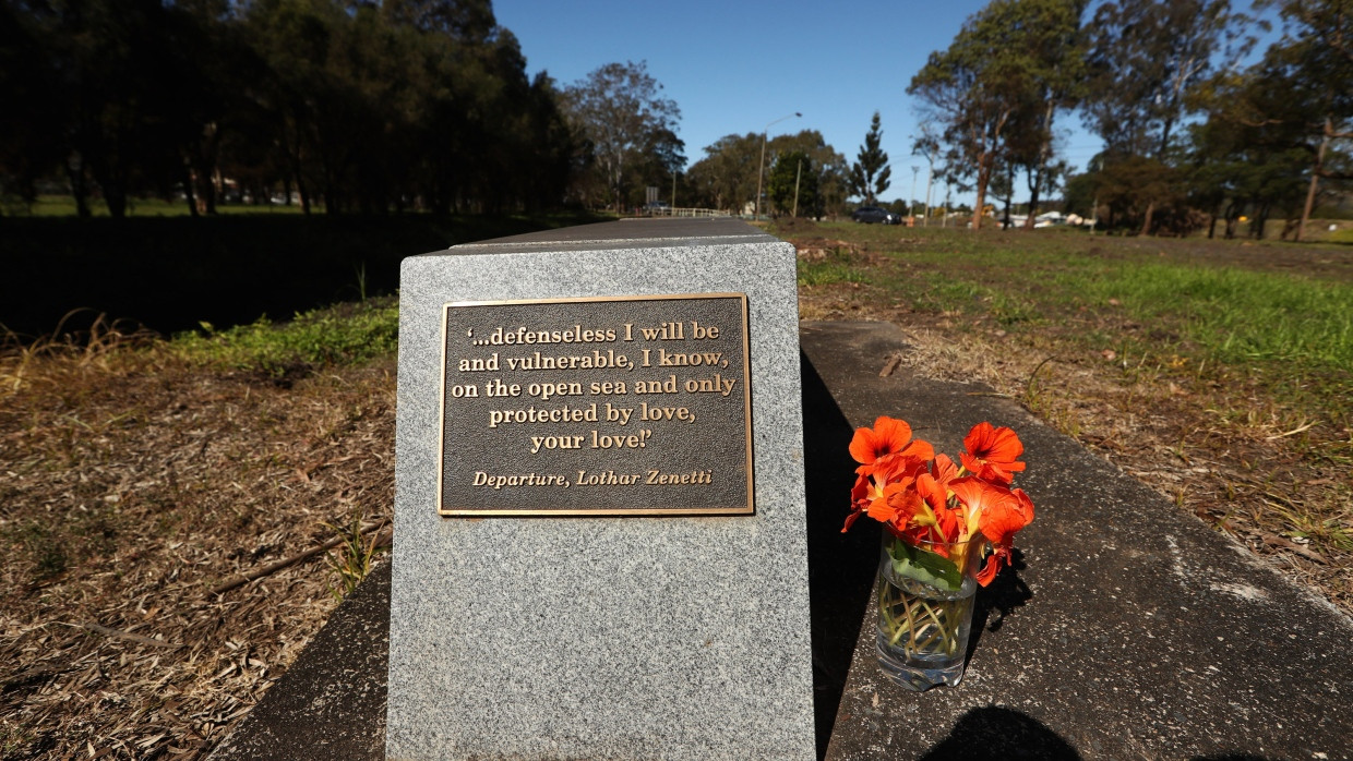 Eine Gedenktafel für die deutsche Rucksacktouristin Simone Strobel steht vor dem Lismore Centra Tourist Park im australischen Lismore.