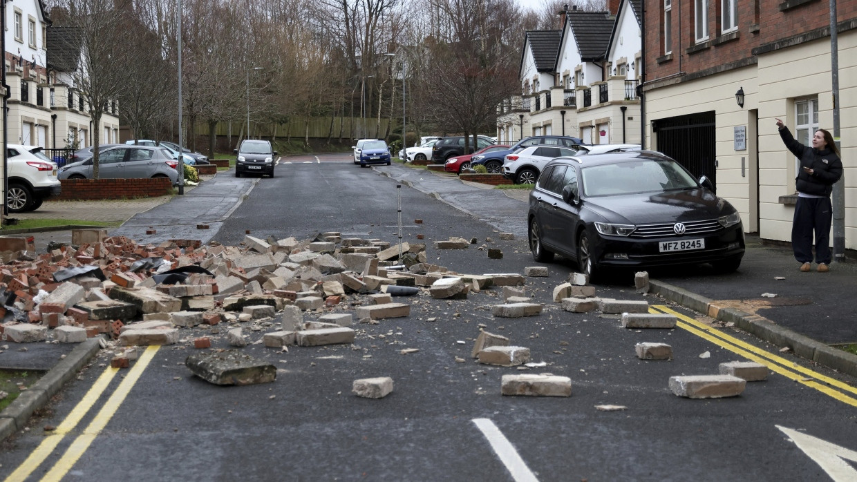 Belfast: Trümmerteile einer Hauswand sind durch Böen des Sturms Eowyn auf eine Straße gefallen.