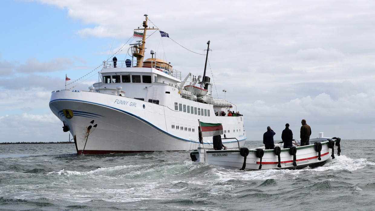 Ein Börteboot ist auf dem Weg zu dem Ausflugsschiff Funny Girl.