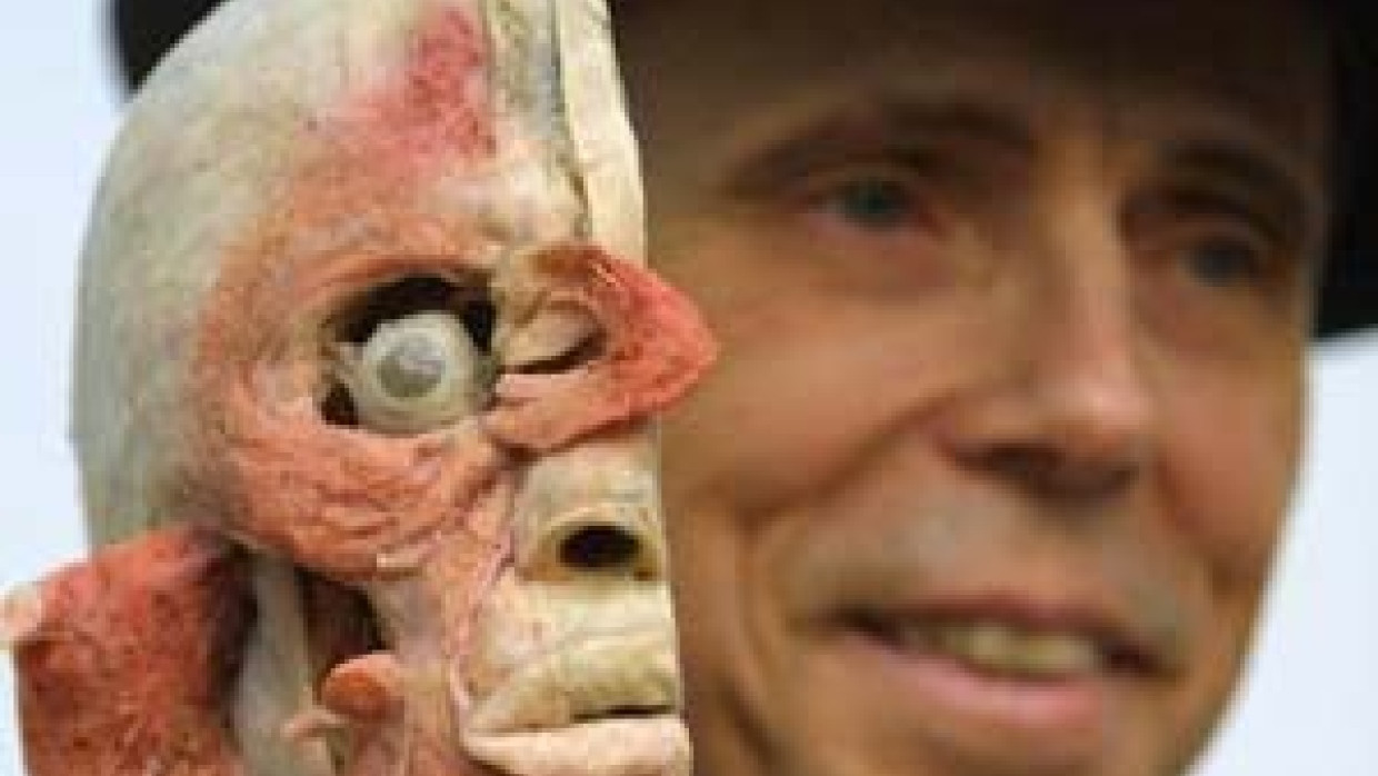 Gunter von Hagens neben einer präparierten Leiche in der Ausstellung Körperwelten.