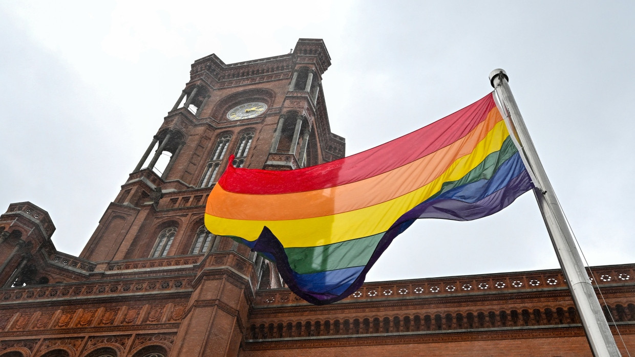 Die Regenbogenflagge weht vor dem Roten Rathaus in Berlin.