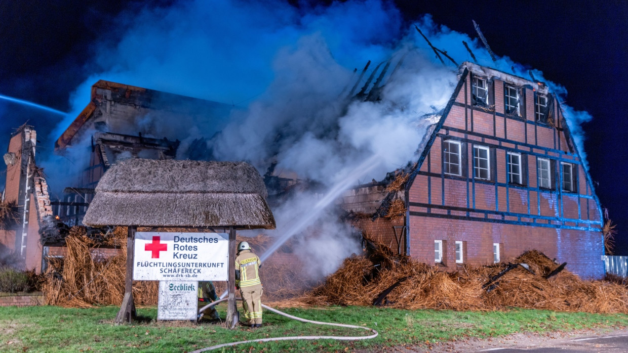 Mecklenburg-Vorpommern, Groß Strömkendorf: Feuerwehrleute löschen den Brand in einem Hotel in dem Geflüchtete aus der Ukraine untergebracht waren.