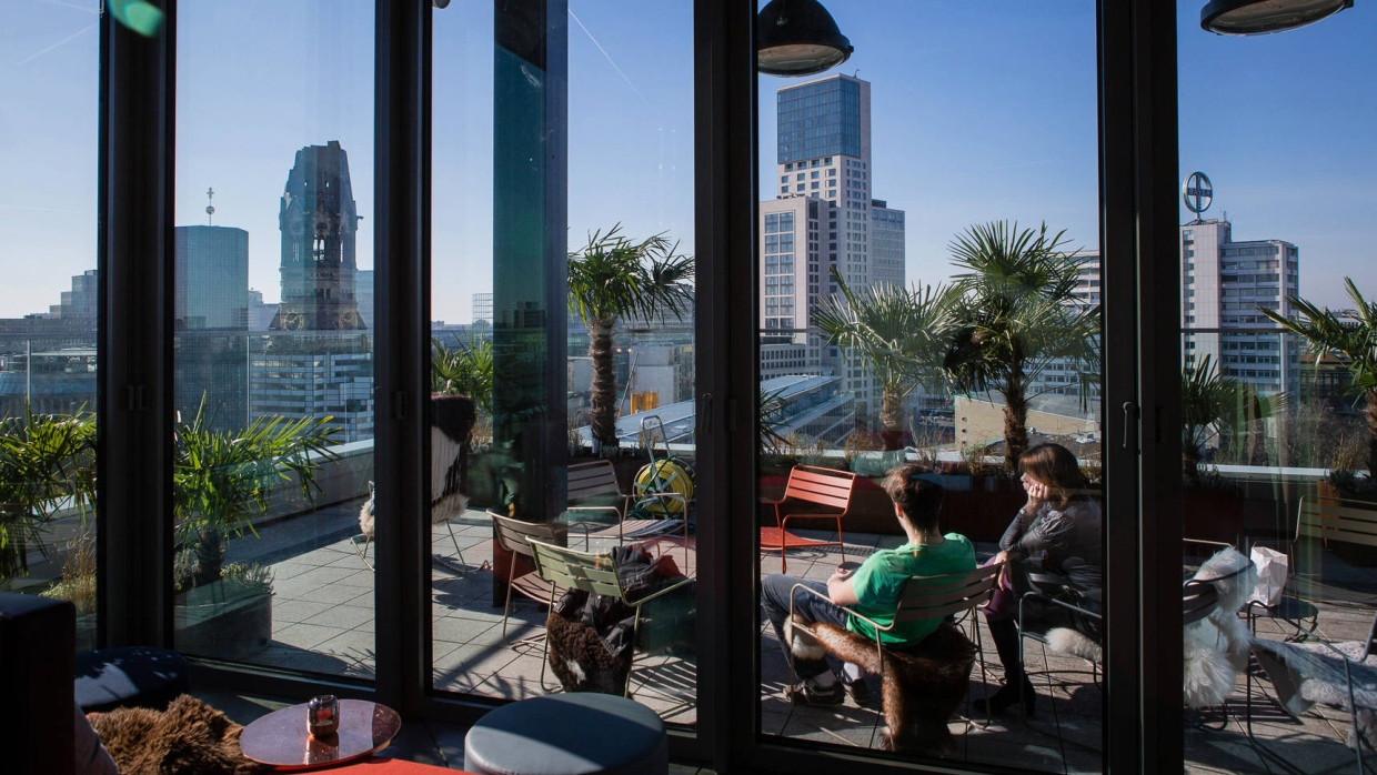 Links die Gedächtniskirche, in der Mitte das Waldorf Astoria, rechts der Zoo, unten das Bikini-Haus: Blick aus der „Monkey Bar“ auf Berlin