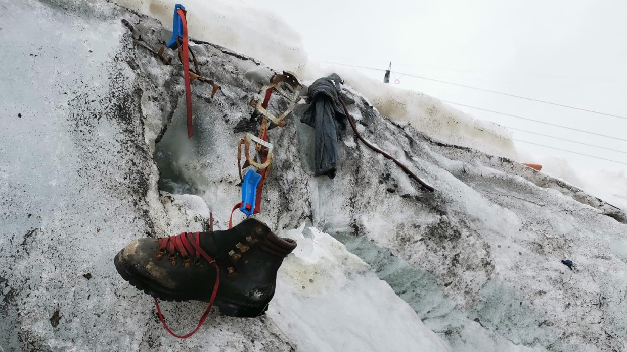 Auf dem Eis des Theodulgletschers bei Zermatt liegen ein Schuh und Ausrüstungsgegenstände.