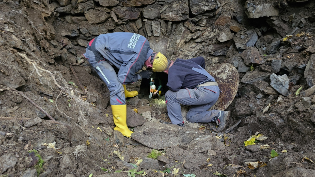 Annaberg-Buchholz: Mitarbeiter einer Firma zur Bergsicherung arbeiten in einem Areal in einem Waldstück.