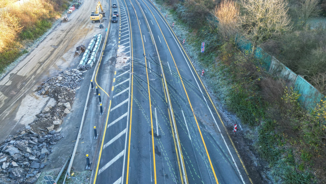 Markierungen auf der Fahrbahn deuten auf die Unfallstelle eines Lastwagens auf der Autobahn 1 bei Hagen hin.