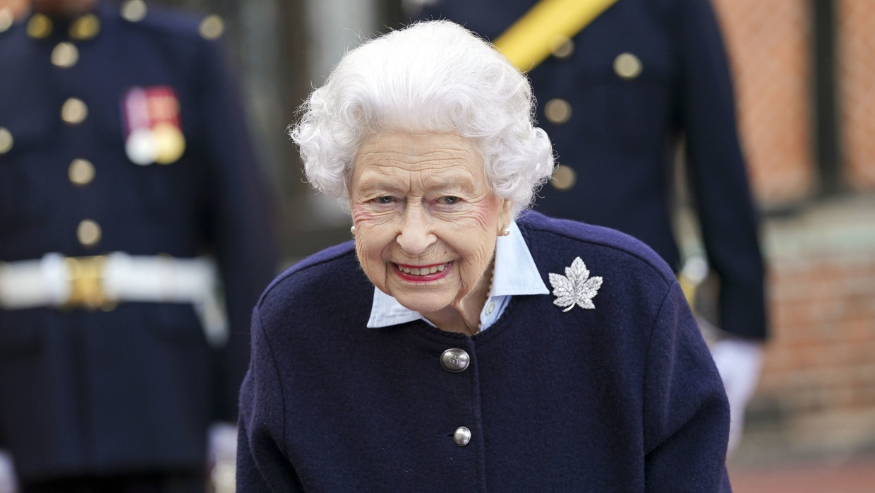 Die britische Königin Elisabeth II. bei einem Treffen mit Mitgliedern des Royal Regiment of Canadian Artillery auf Schloss Windsor.