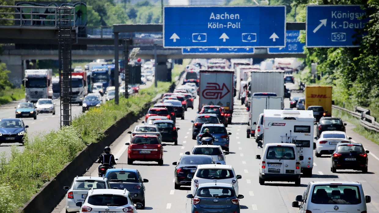 Autofahrer müssen laut ADAC am langen Wochenende mit Stau rechnen. (Archivbild)