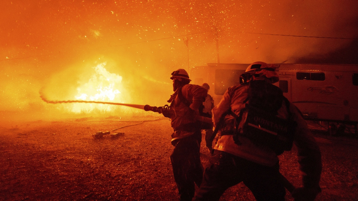 Feuerwehrleute im Einsatz gegen das „Hughes“-Feuer nördlich von Los Angeles