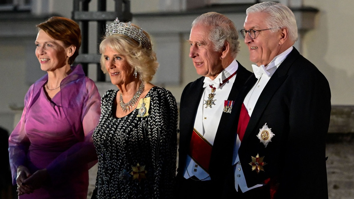 Zu Besuch in Berlin: König Charles III. und Camilla mit Bundespräsident Steinmeier und seiner Frau Elke Büdenbender vorm Staatsbankett