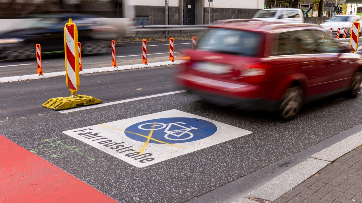 Durchgestrichen: Eine Fahrradspur auf dem Anlagenring im Bereich Westanlage in der Gießener Innenstadt. Der gescheiterte Verkehrsversuch auf dem Innenstadt-Anlagenring soll bis Weihnachten zurückgebaut sein.