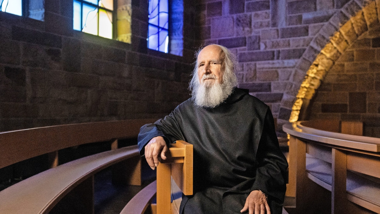 In der Klosterkirche von Münsterschwarzach: Anselm Grün wird am 14. Januar 80 Jahre alt.