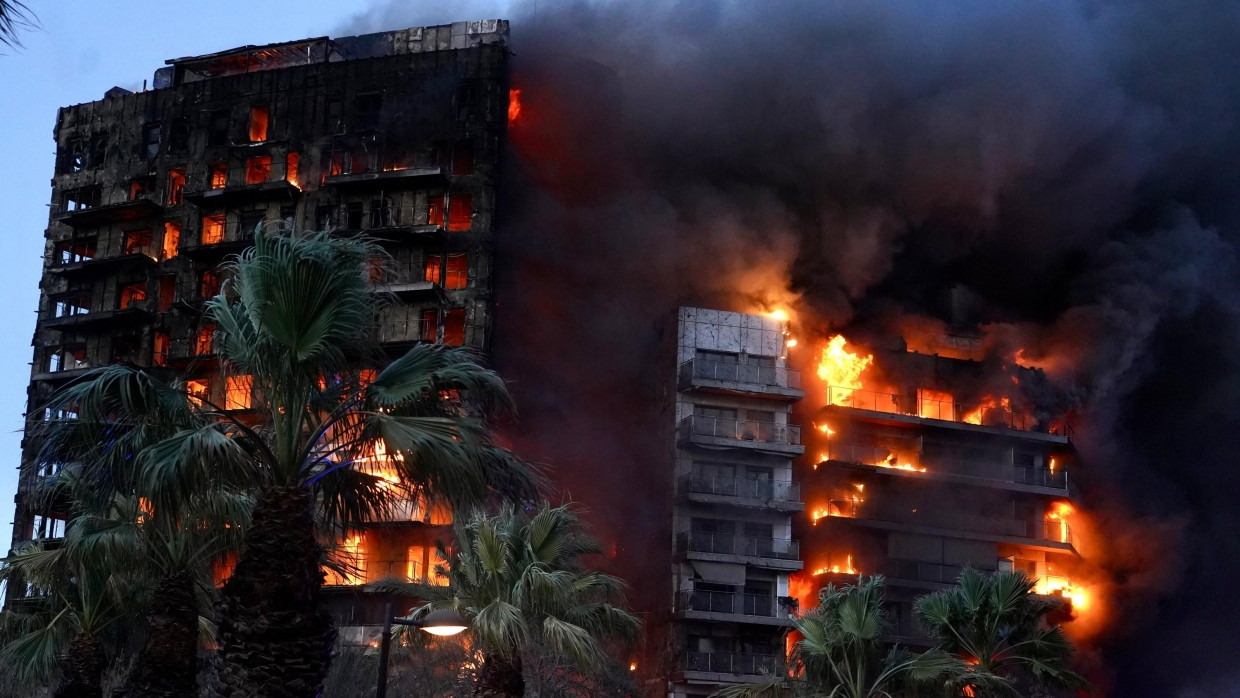 Auch mehrere Feuerwehrleute wurden bei dem Brand verletzt.