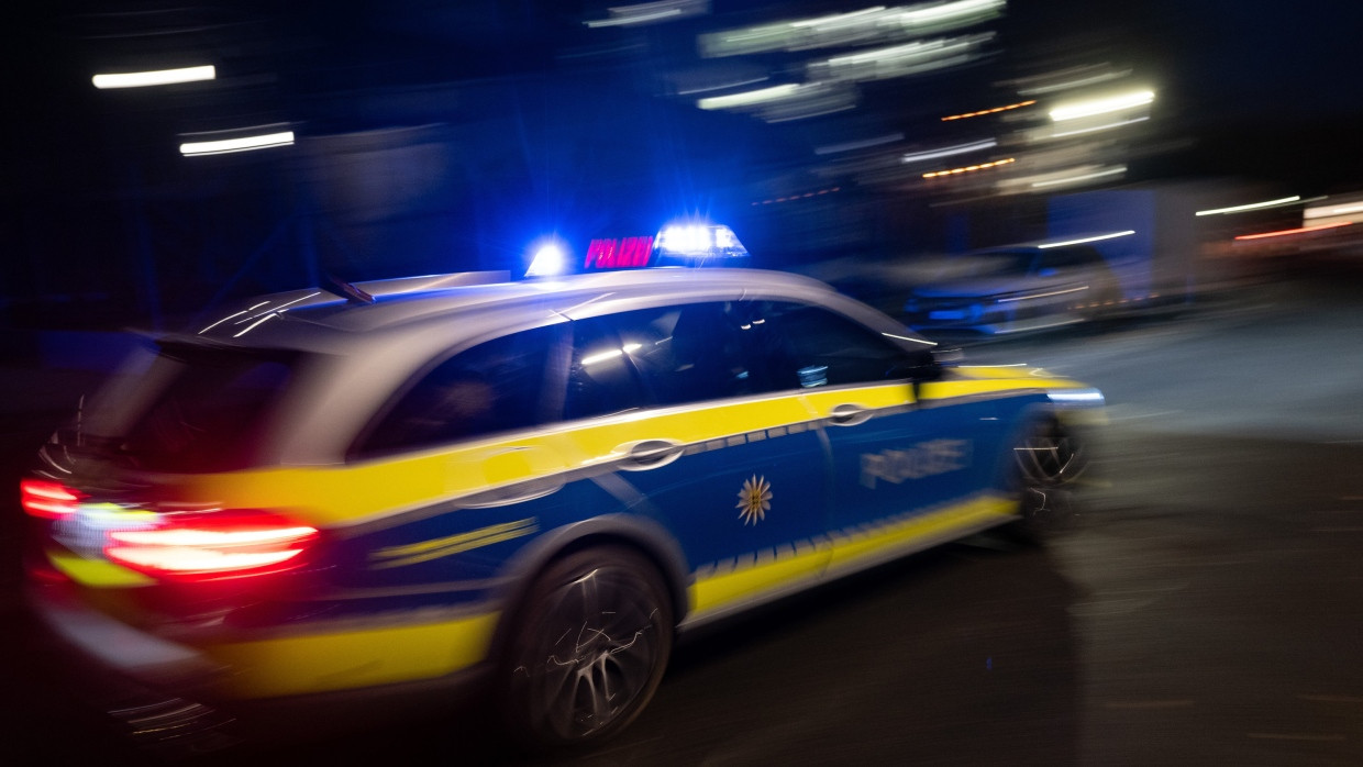 Ein Polizist bewies vollen Körpereinsatz und klammerte sich an der Motorhaube des Autos eines flüchtenden Mannes fest. (Symbolbild)