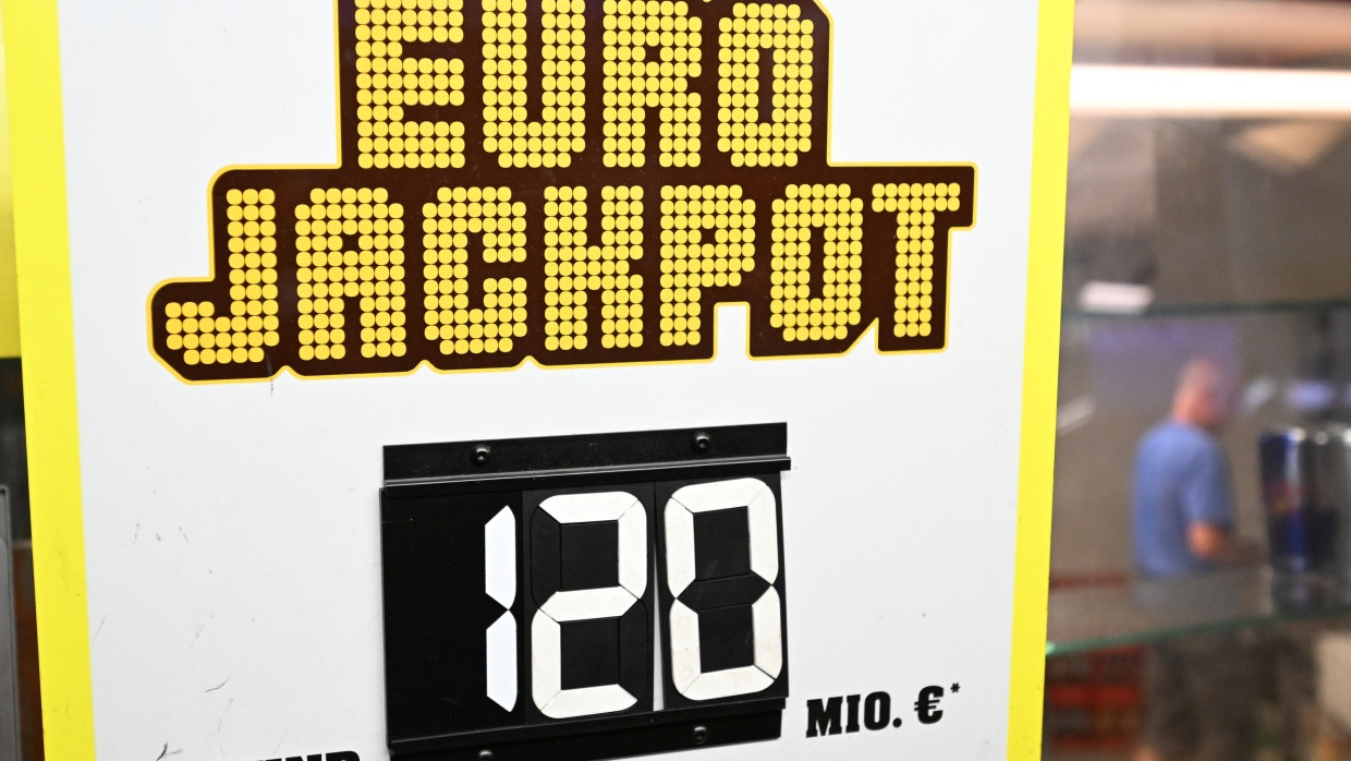 Eine Werbetafel für das Glücksspiel Eurojackpot steht an einer Annahmestelle.