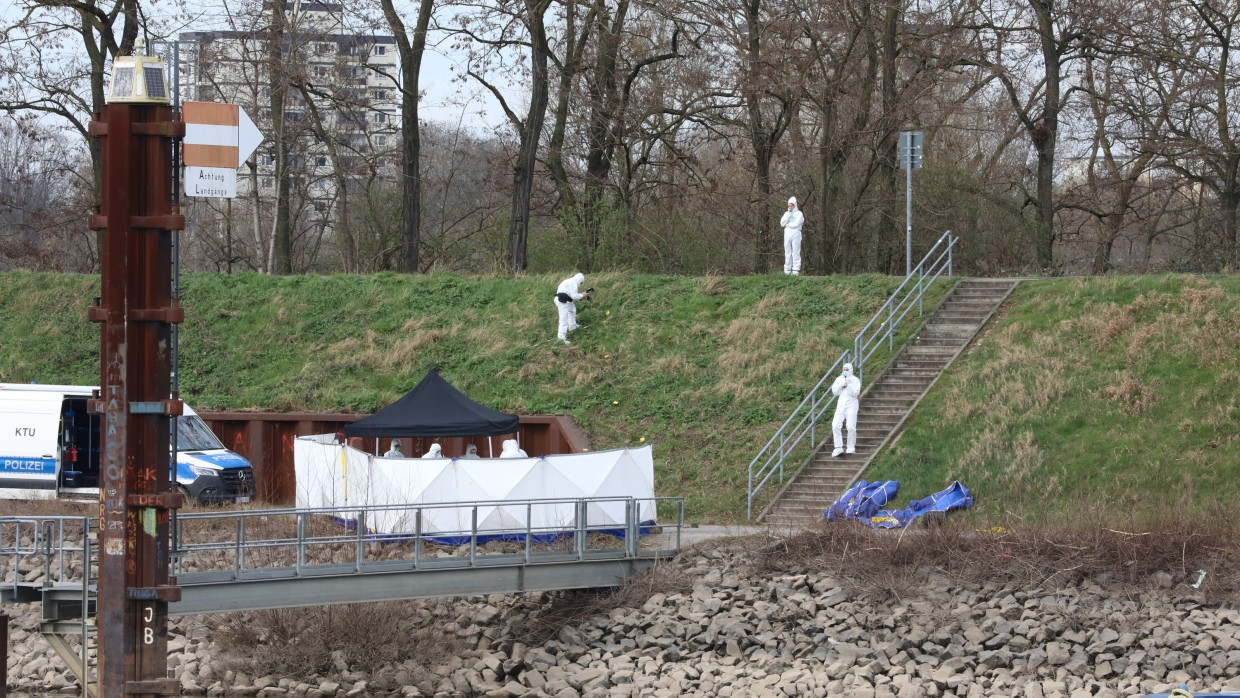 Polizisten untersuchen im März 2024 den Ort, an dem ein 15-Jähriger tot am Hafen in Köln gefunden wurde.